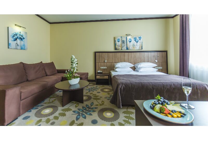 <p><a href="http://hotel.service-pc.org.ua/rooms/napivlyuks.html" target="_blank">Напівлюкс</a></p>

