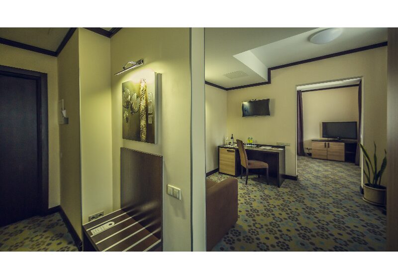 <p><a href="http://hotel.service-pc.org.ua/rooms/napivlyuks.html" target="_blank">Напівлюкс</a></p>
