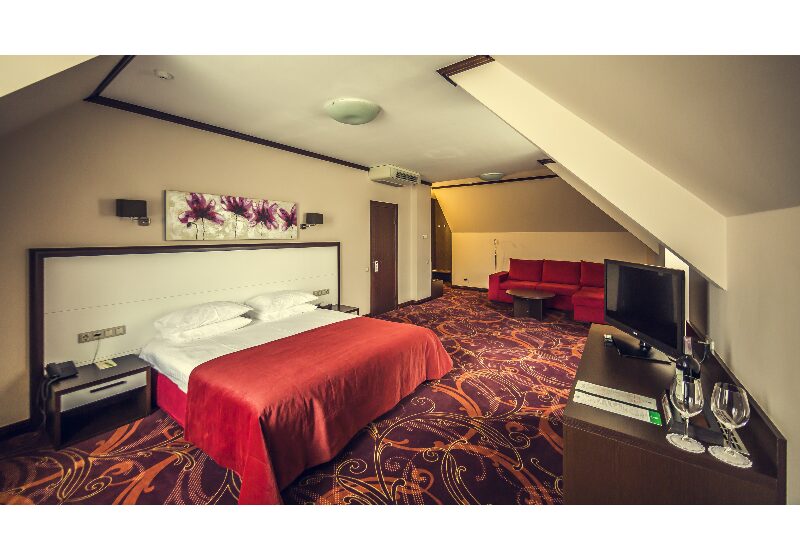 <p><a href="http://hotel.service-pc.org.ua/rooms/napivlyuks.html" target="_blank">Напівлюкс</a></p>
