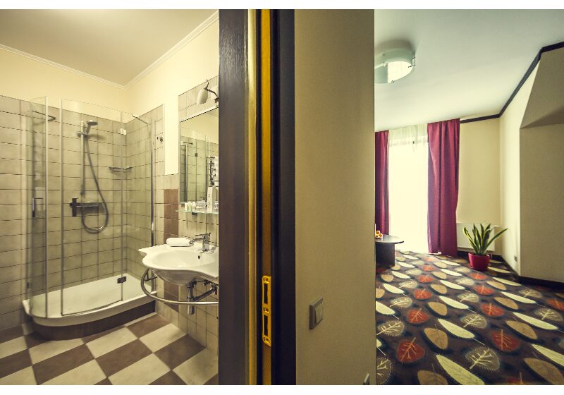 <p><a href="http://hotel.service-pc.org.ua/rooms/napivlyuks.html" target="_blank">Напівлюкс</a></p>
