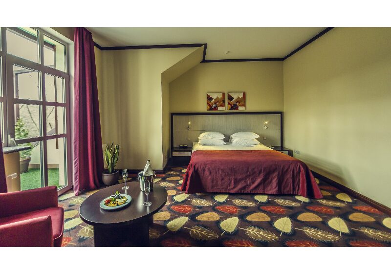 <p><a href="http://hotel.service-pc.org.ua/rooms/napivlyuks.html" target="_blank">Напівлюкс</a></p>
