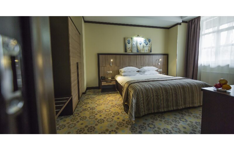 <p><a href="http://hotel.service-pc.org.ua/rooms/lyuks.html" target="_blank">Люкс</a></p>
