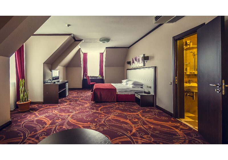 <p><a href="http://hotel.service-pc.org.ua/rooms/napivlyuks.html" target="_blank">Напівлюкс</a></p>
